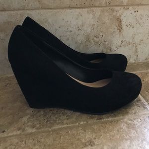 Black wedges